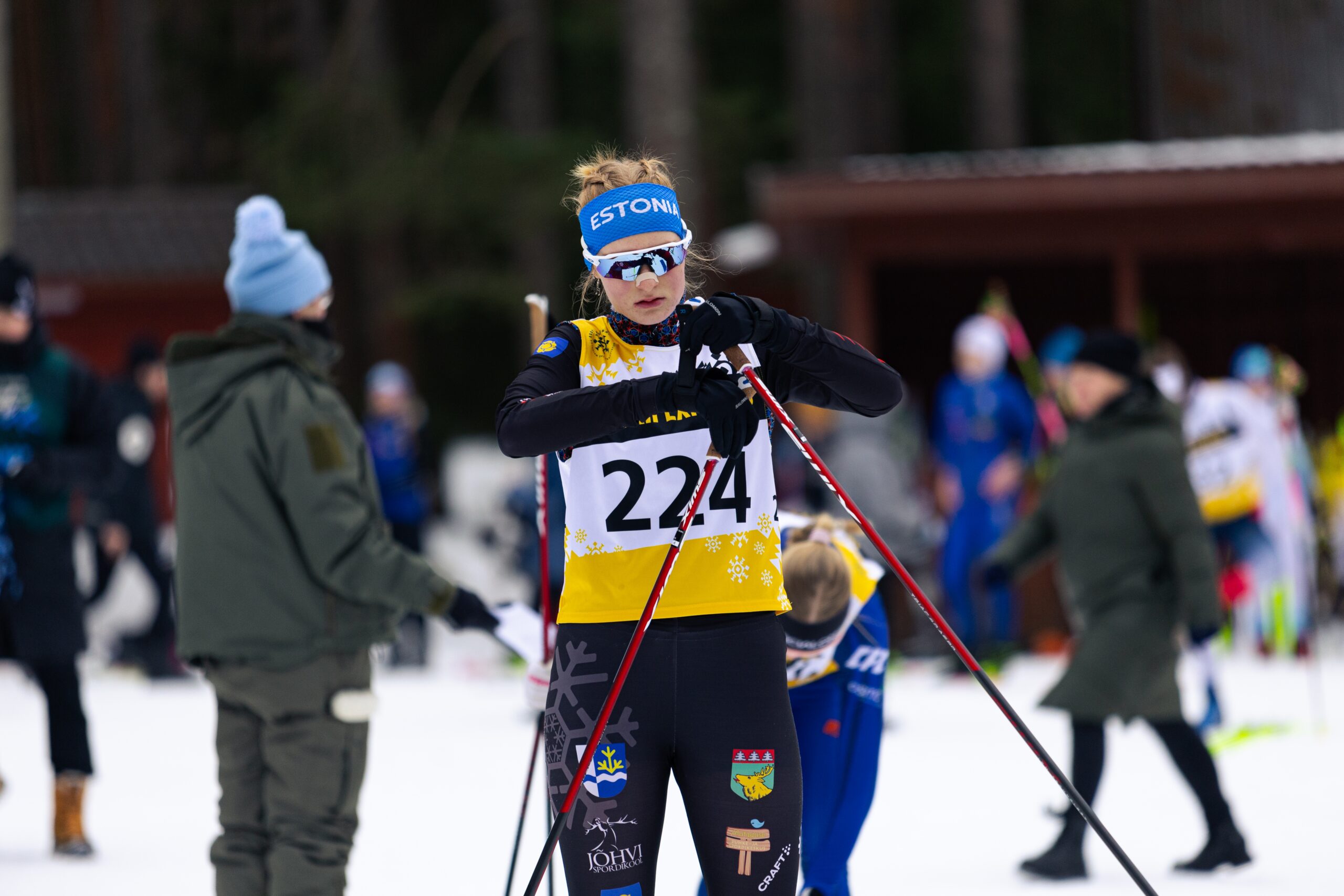Herta Rajas soojendamas enne murdmaasuusavõistlust